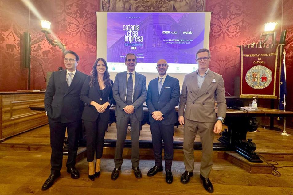 Il sindaco Enrico Trantino insieme con i rappresentanti di DBhub e WyLab 